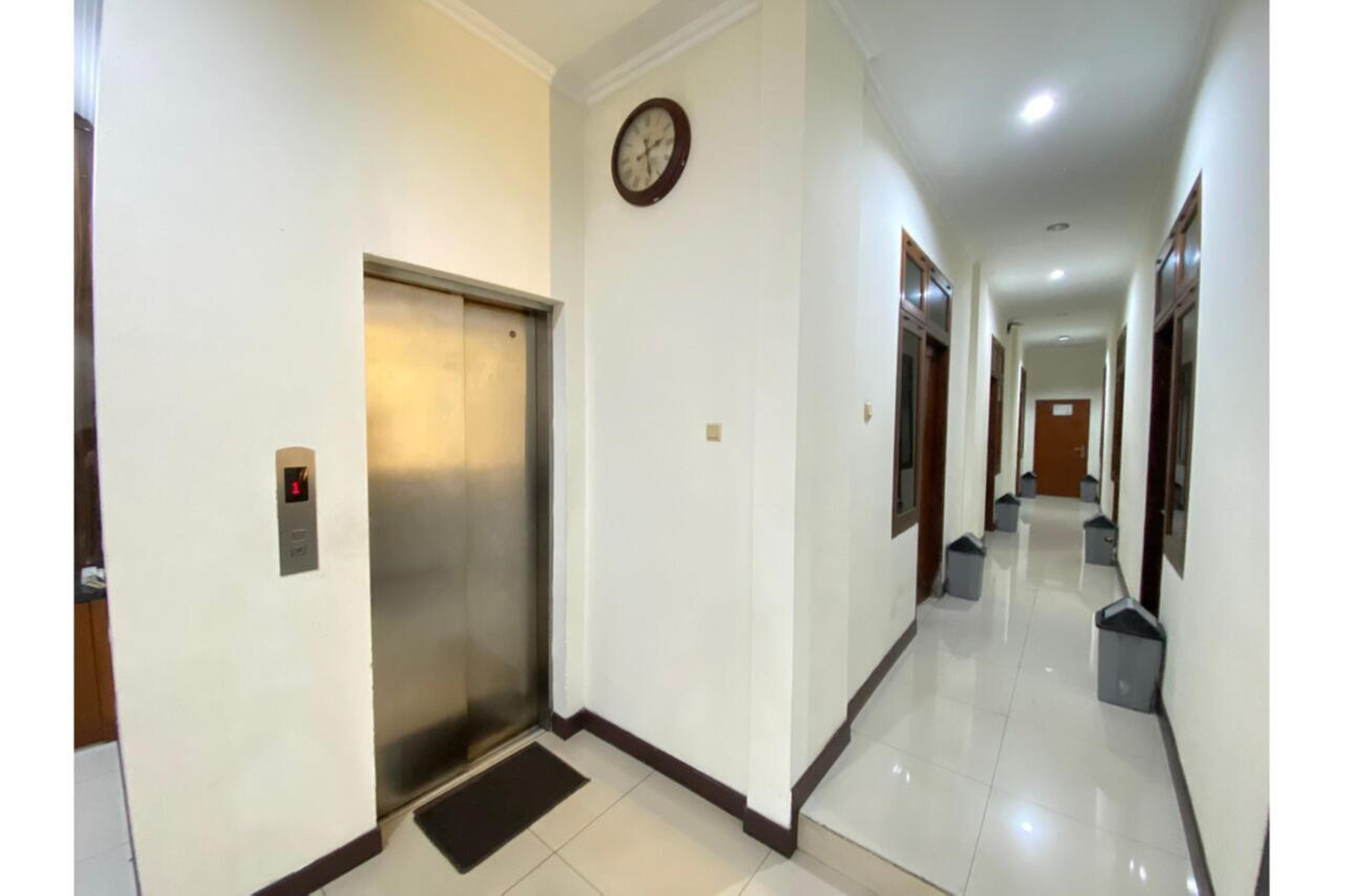 Hotel Oyo 2357 Syariah Grand Raudhah Yakarta Exterior foto